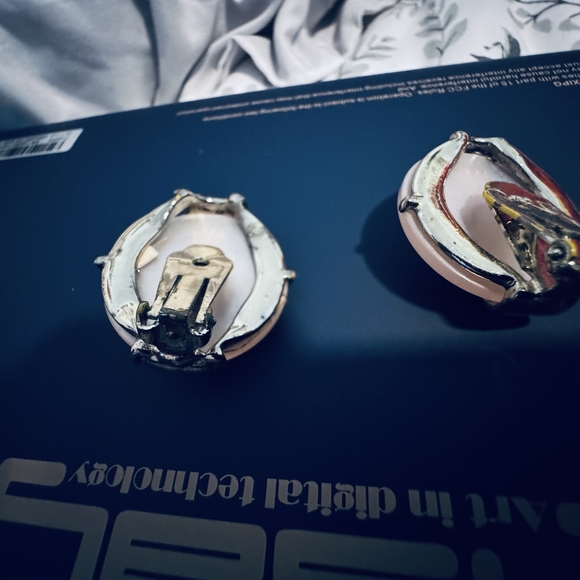 Elegant Gold and Cream Earrings - Picture 3 of 4